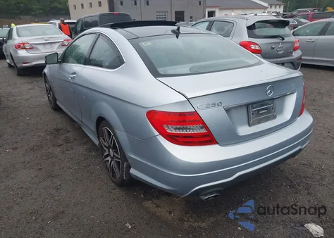 2013 Mercedes-Benz C 250 из США, поврежденный, VIN WDDGJ4HB1DG058064